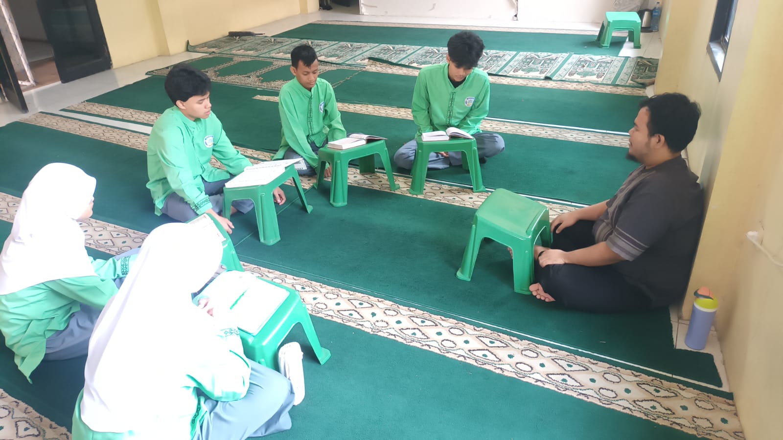 Integrasi Tahfizh Al-Qur'an dalam Pendidikan Vokasi: Mempersiapkan Generasi Profesional yang Berakhlak Mulia